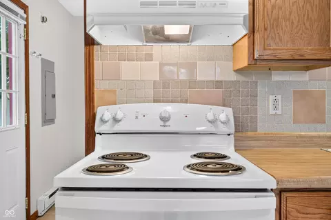Kitchen - 2231 Mapleton Ct, Columbus, IN 47201 photo 5 of 5