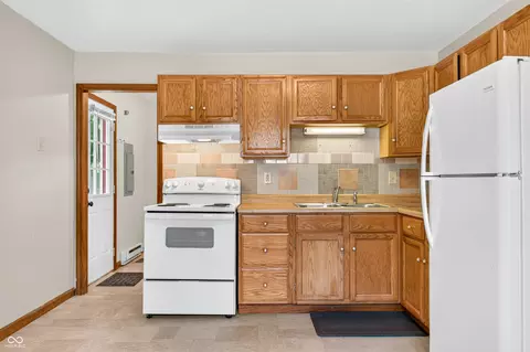 Kitchen - 2231 Mapleton Ct, Columbus, IN 47201 photo 3 of 5