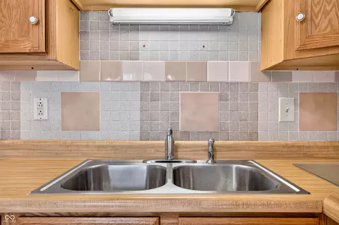 Kitchen - 2231 Mapleton Ct, Columbus, IN 47201 photo 4 of 5