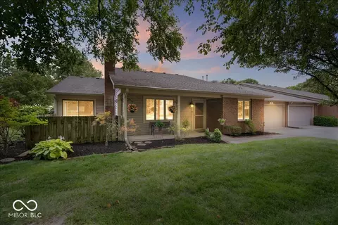 7438 Prairie Lake Dr, Indianapolis, IN 46256