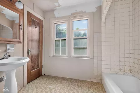 Bath - 336 E 60th St, Indianapolis, IN 46220 photo 2 of 4