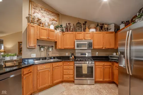 Kitchen - 621 Buck Ln, Pendleton, IN 46064 photo 3 of 4