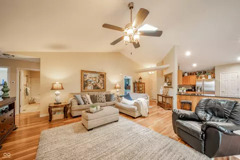 Living - 621 Buck Ln, Pendleton, IN 46064 photo 2 of 3