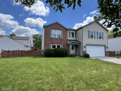 825 Yellowwood Dr, Greenwood, IN 46143