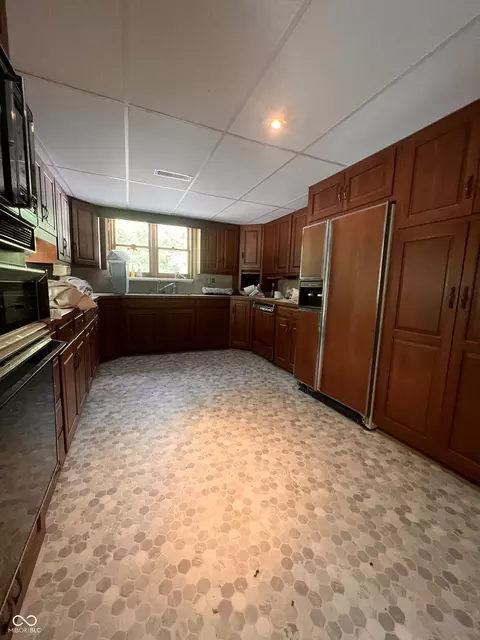 Kitchen - 6150 E 600 N, Windfall, IN 46076 photo 2 of 2