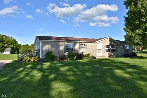 7495 Meadowview Ln, Martinsville, IN 46151