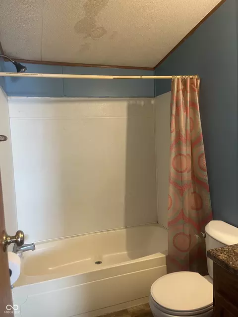 Bath - 534 Central Ave, Lapel, IN 46051 photo 1 of 3