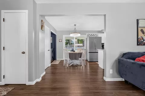 Entry Way - 5308 E Broadmore Dr, Columbus, IN 47201 photo 2 of 3