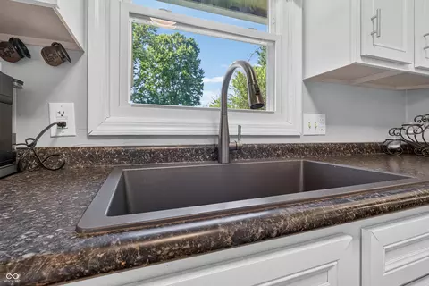 Kitchen - 5308 E Broadmore Dr, Columbus, IN 47201 photo 5 of 7