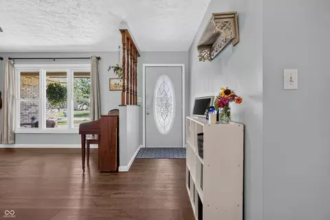 Entry Way - 5308 E Broadmore Dr, Columbus, IN 47201 photo 1 of 3