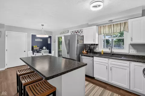 Kitchen - 5308 E Broadmore Dr, Columbus, IN 47201 photo 3 of 7