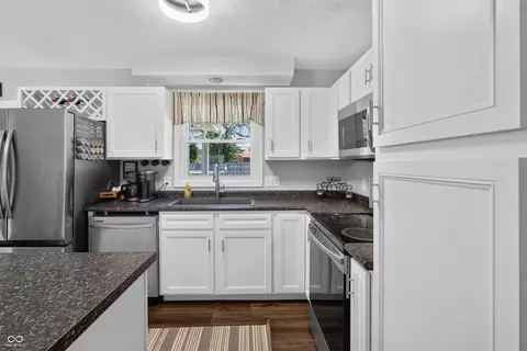 Kitchen - 5308 E Broadmore Dr, Columbus, IN 47201 photo 4 of 7