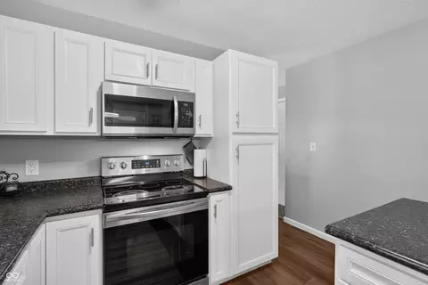 Kitchen - 5308 E Broadmore Dr, Columbus, IN 47201 photo 6 of 7