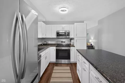 Kitchen - 5308 E Broadmore Dr, Columbus, IN 47201 photo 2 of 7