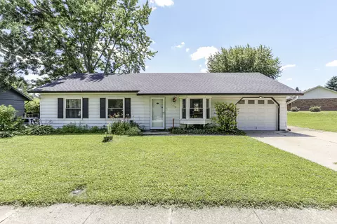 610 Holiday Dr, Fortville, IN 46040