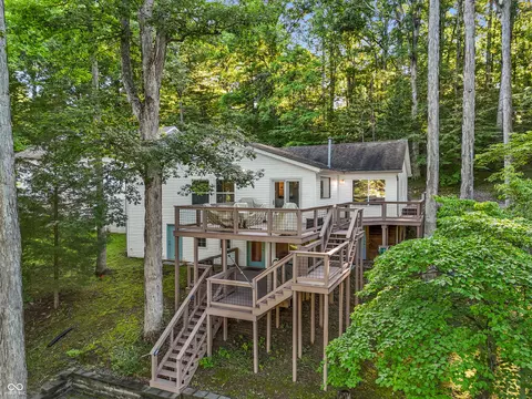 335 W Lakeview Dr, Princes Lakes, IN 46164