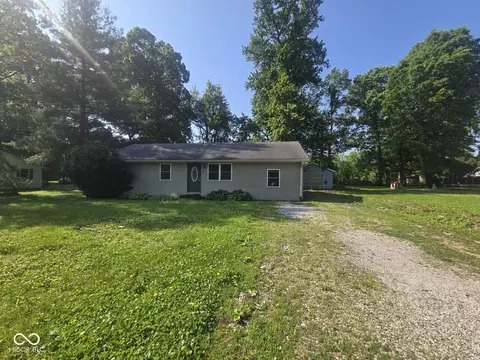 102 E Davidson St, Staunton, IN 47881