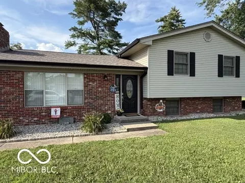 10073 N Hickory Ln, Columbus, IN 47203