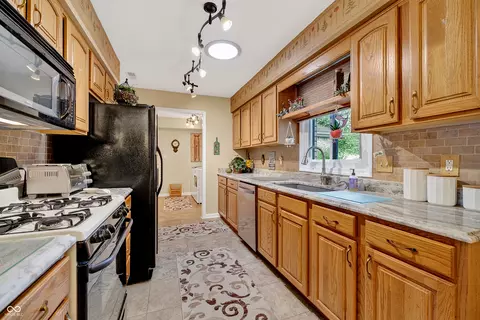 Kitchen - 175 Warwick Way, Pendleton, IN 46064 photo 3 of 4