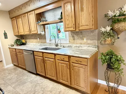 Kitchen - 175 Warwick Way, Pendleton, IN 46064 photo 4 of 8
