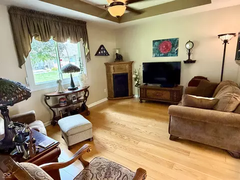 Living - 175 Warwick Way, Pendleton, IN 46064 photo 2 of 5