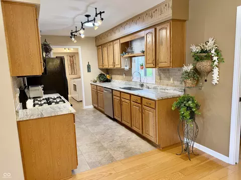 Kitchen - 175 Warwick Way, Pendleton, IN 46064 photo 2 of 8