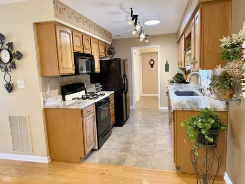 Kitchen - 175 Warwick Way, Pendleton, IN 46064 photo 3 of 8