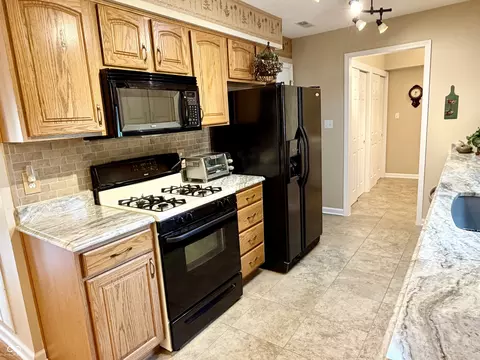 Kitchen - 175 Warwick Way, Pendleton, IN 46064 photo 5 of 8
