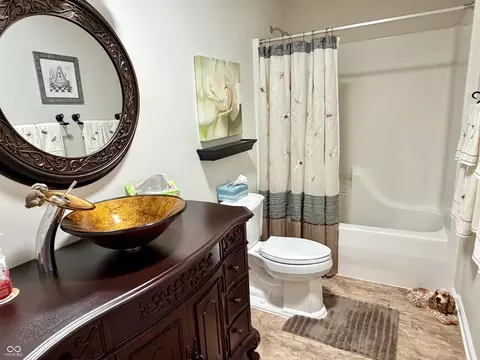 Bath - 175 Warwick Way, Pendleton, IN 46064 photo 4 of 5