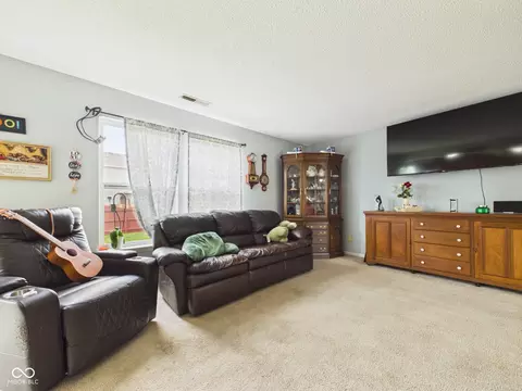 Living - 9542 W Constellation Dr, Pendleton, IN 46064 photo 3 of 6