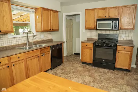 Kitchen - 1944 Epler Ave, Indianapolis, IN 46227 photo 5 of 8