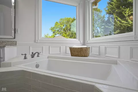 Bath - 3984 Jonathan Ridge Dr, Columbus, IN 47201 photo 8 of 11
