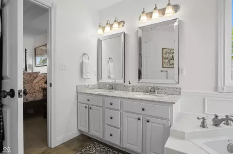 Bath - 3984 Jonathan Ridge Dr, Columbus, IN 47201 photo 4 of 11