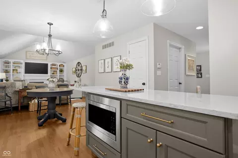 Kitchen - 3984 Jonathan Ridge Dr, Columbus, IN 47201 photo 7 of 11