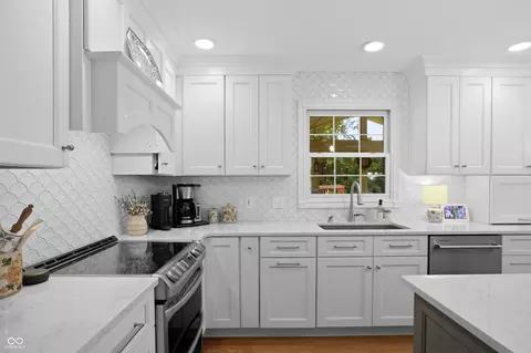 Kitchen - 3984 Jonathan Ridge Dr, Columbus, IN 47201 photo 3 of 11