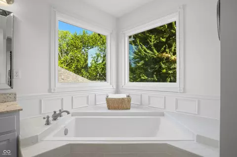 Bath - 3984 Jonathan Ridge Dr, Columbus, IN 47201 photo 6 of 11