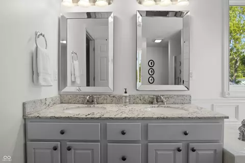 Bath - 3984 Jonathan Ridge Dr, Columbus, IN 47201 photo 3 of 11