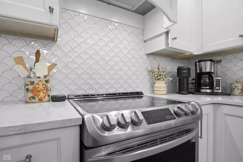 Kitchen - 3984 Jonathan Ridge Dr, Columbus, IN 47201 photo 5 of 11