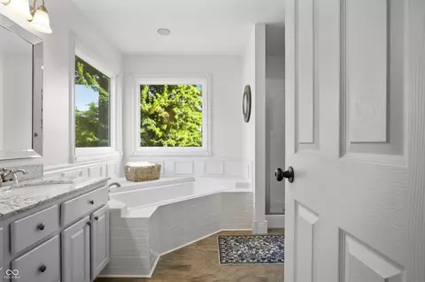 Bath - 3984 Jonathan Ridge Dr, Columbus, IN 47201 photo 2 of 11