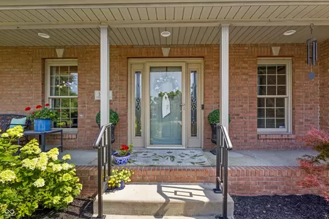 Exterior - 3984 Jonathan Ridge Dr, Columbus, IN 47201 photo 6 of 17
