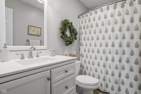 Bath - 3984 Jonathan Ridge Dr, Columbus, IN 47201 photo 1 of 11