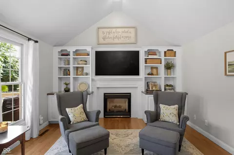 Living - 3984 Jonathan Ridge Dr, Columbus, IN 47201 photo 4 of 6