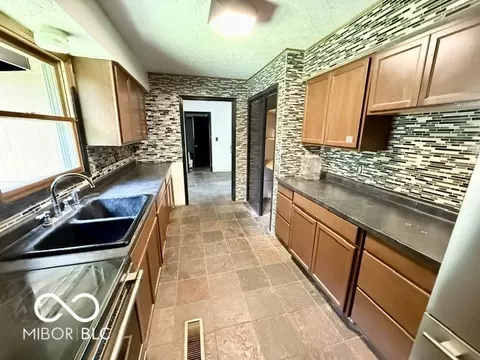 1645 Sycamore Dr, Plainfield, IN 46168 photo 3