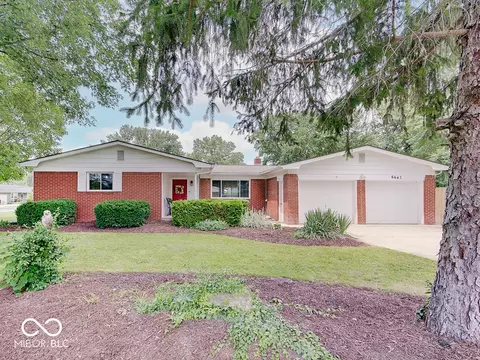 664 E Russell Lake Dr, Zionsville, IN 46077