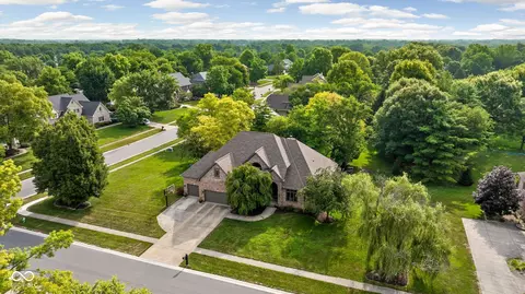 9904 Oak Ridge Dr, Zionsville, IN 46077