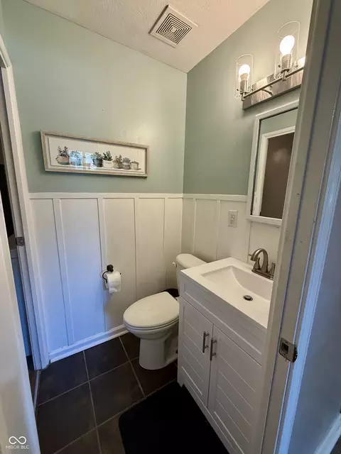 Bath - 534 S Alpha Ave, Brownsburg, IN 46112 photo 2 of 4