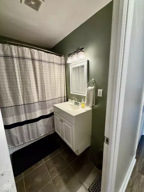 Bath - 534 S Alpha Ave, Brownsburg, IN 46112 photo 3 of 4