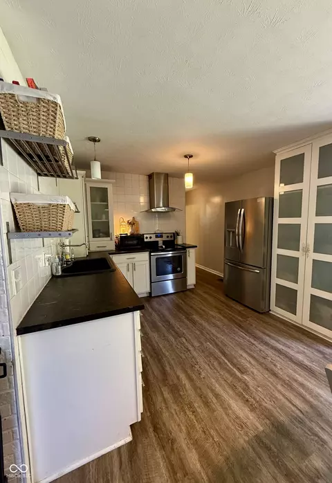Kitchen - 534 S Alpha Ave, Brownsburg, IN 46112 photo 2 of 4