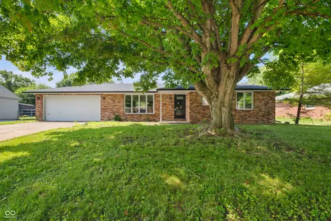 615 Country Club Ln, Anderson, IN 46011