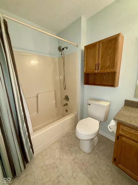 Bath - 437 E Pine Ridge Dr, Westfield, IN 46074 photo 2 of 4